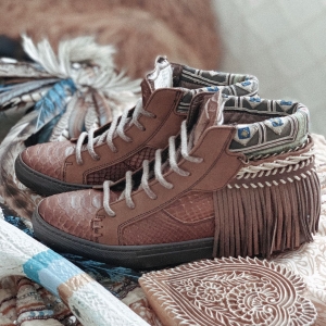 ✨🤎 Perfectly imperfect 🤎✨ Our iconic boho sneakers are back now and available online in all sizes !! 
🥳🎄🎁
.
.
#ibiza #bohemia #boho #bohemian #hippy #hippie #lasdalias #namaste