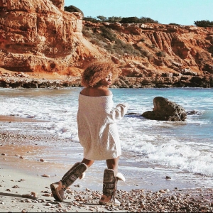 🤎Cozy vibes in Sa Caleta in our iconic Inuit boots 🤎🌊
.
.
Available online 💻 in our webshop 🛍🛒
.
.
.
#cozy #winterboots #boho #bohemian #freepeople #ibiza